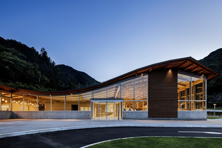 Makino's Roadside Station / Wakatake Town Planning Research Institute + STUDIO YY + WORKSTATION  - Exterior Photography, Public Architecture