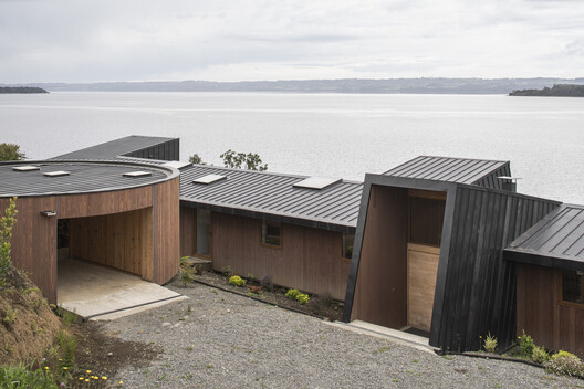 Revestir para resistir: 5 casas en Chile que combinan madera acetilada con diferentes materiales - Imagen 1 de 15