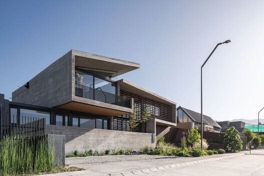 Revestir para resistir: 5 casas en Chile que combinan madera acetilada con diferentes materiales - Imagen 8 de 15
