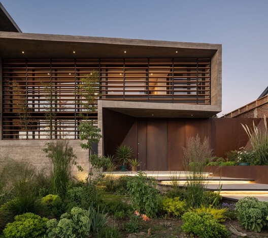Revestir para resistir: 5 casas en Chile que combinan madera acetilada con diferentes materiales - Imagen 9 de 15