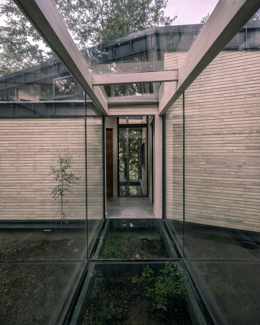 Revestir para resistir: 5 casas en Chile que combinan madera acetilada con diferentes materiales - Imagen 11 de 15