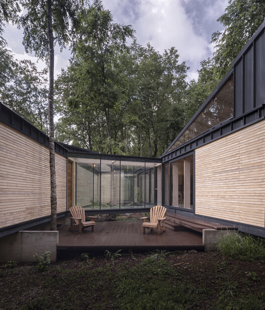 Revestir para resistir: 5 casas en Chile que combinan madera acetilada con diferentes materiales - Imagen 12 de 15