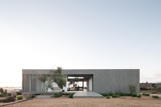 Revestir para resistir: 5 casas en Chile que combinan madera acetilada con diferentes materiales - Imagen 13 de 15