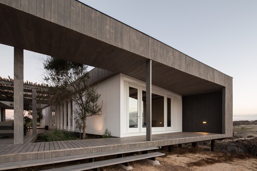 Revestir para resistir: 5 casas en Chile que combinan madera acetilada con diferentes materiales - Imagen 14 de 15