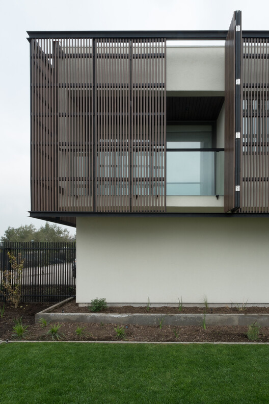 Revestir para resistir: 5 casas en Chile que combinan madera acetilada con diferentes materiales - Imagen 6 de 15