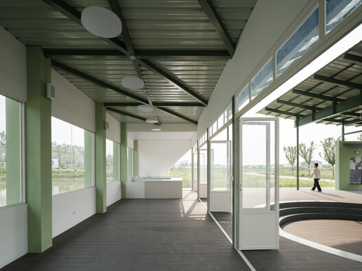 Grape Classroom in the Field / atelier anonymous Grape Classroom in the Field / atelier anonymous - Interior Photography, Glass, Beam