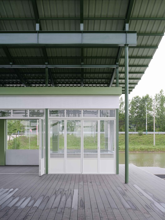 Grape Classroom in the Field / atelier anonymous Grape Classroom in the Field / atelier anonymous - Interior Photography, Glass