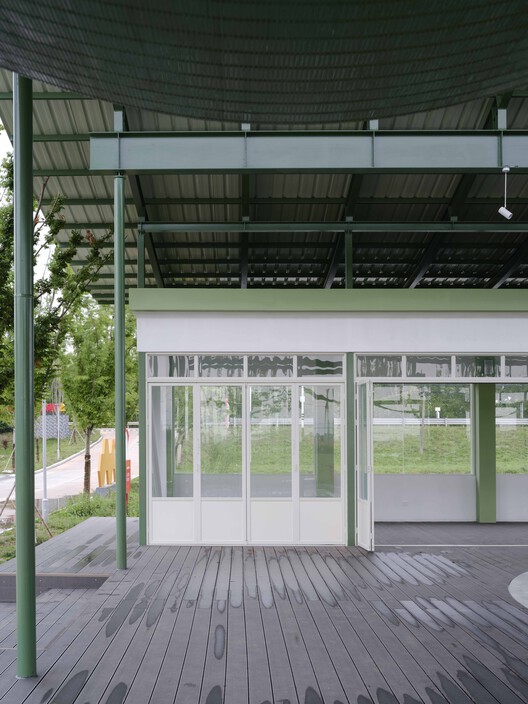 Grape Classroom in the Field / atelier anonymous Grape Classroom in the Field / atelier anonymous - Exterior Photography, Glass