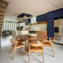  Casa JT  / Atelier de Arquitetura Paulo Tripoloni - Fotografia de Interiores, Remodelação, Cozinha, Mesa, Cadeira, Iluminação, Bancada