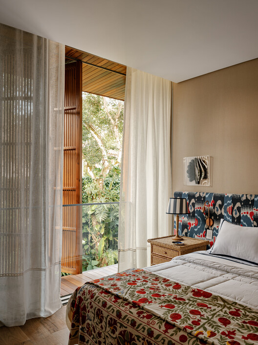 Iporanga Beach House / DB Arquitetos - Interior Photography, Bedroom, Wood, Bed, Lighting