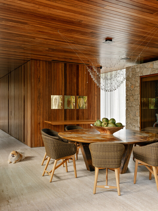 Iporanga Beach House / DB Arquitetos - Interior Photography, Dining room, Wood, Table, Chair