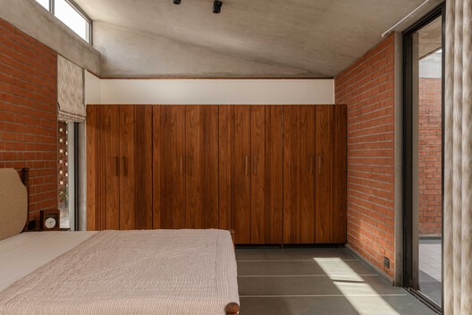 Malhaar Residence / Vaissnavi Shukl Malhaar Residence / Vaissnavi Shukl - Interior Photography, Bedroom, Wood, Brick, Beam