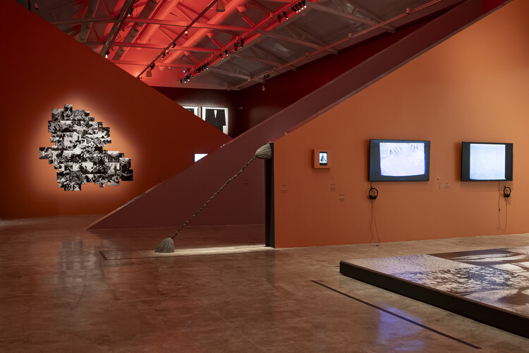 Exposição Corpos explícitos, corpos ocultos / Vão - Fotografia de Interiores, Instalações Temporárias, Iluminação