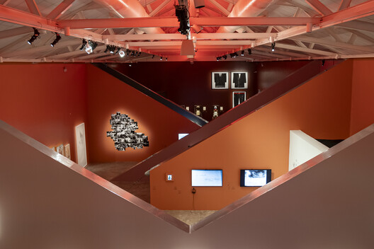 Explicit Bodies, Hidden Bodies Exhibition / Vão Explicit Bodies, Hidden Bodies Exhibition / Vão - Interior Photography, Lighting