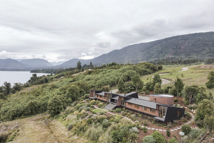 Revestir para resistir: 5 casas en Chile que combinan madera acetilada con diferentes materiales - Imagen 2 de 15