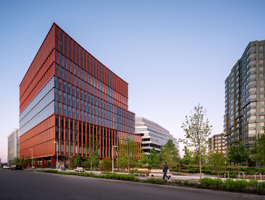 Studio Gang and Henning Larsen Complete One Milestone Life Science Campus in Boston - Image 3 of 23