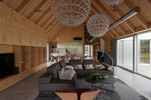 Lake house / Ultra Architects - Interior Photography, Living Room, Wood, Lighting, Beam, Chair