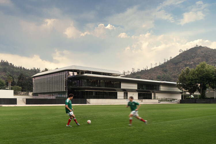 Centro de Alto Rendimiento de la Federación Mexicana de Fútbol (CAR) / Rockwell Group with Gensler - Fotografía exterior