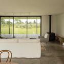 Casa de Ladrillo Inusual / PLUG arquitectura modular - Fotografía interior, Casas, Sillas