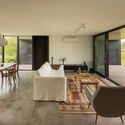 Casa de Ladrillo Inusual / PLUG arquitectura modular - Fotografía interior, Casas, Sillas