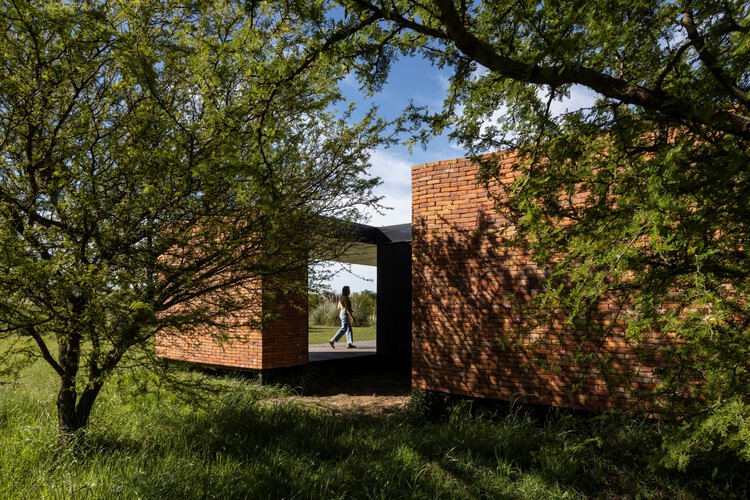 Casa de Ladrillo Inusual / PLUG arquitectura modular - Casas