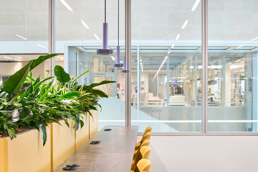 Roche Diagnostic Center Interior / Studio Alexander Fehre - Interior Photography, Lighting, Glass