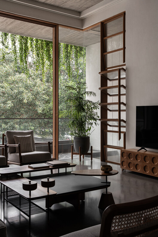 Antarvan Residence / Neogenesis+Studi0261 - Interior Photography, Living Room, Wood, Lighting, Table, Shelving, Chair
