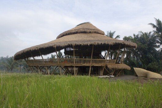 The Politics of Bamboo: From Vernacular Craft to Temporal Infrastructure The Politics of Bamboo: From Vernacular Craft to Temporal Infrastructure - Image 12 of 24