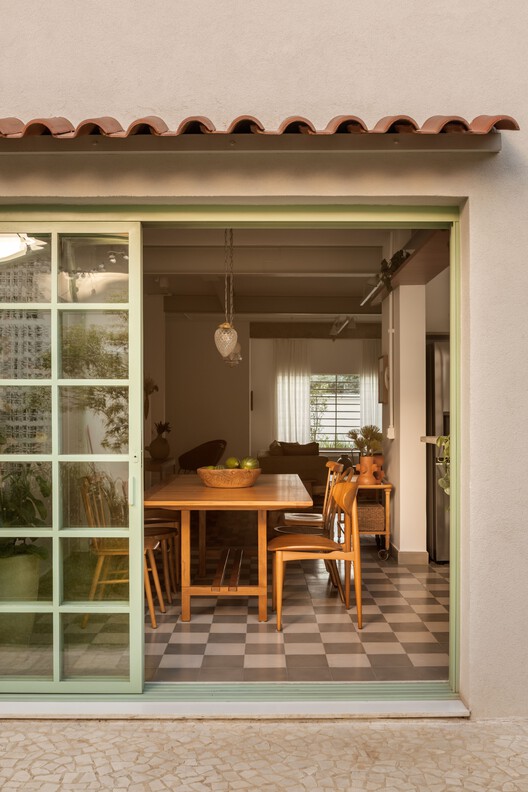 Limoeiro House / Mana arquitetura Limoeiro House / Mana arquitetura - Interior Photography, Dining room, Wood, Table, Chair, Door