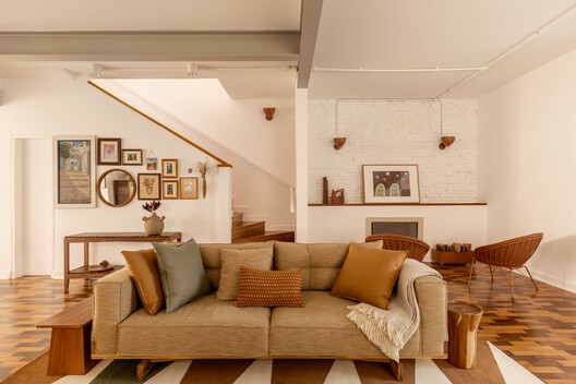 Limoeiro House / Mana arquitetura Limoeiro House / Mana arquitetura - Interior Photography, Living Room, Sofa, Wood, Lighting, Table, Chair