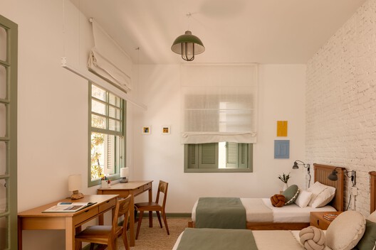 Limoeiro House / Mana arquitetura Limoeiro House / Mana arquitetura - Interior Photography, Dining room, Wood, Door, Chair, Bedroom, Bed
