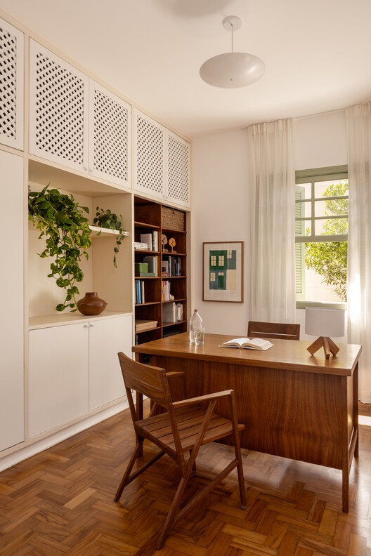 Limoeiro House / Mana arquitetura Limoeiro House / Mana arquitetura - Interior Photography, Shelving, Wood, Table, Chair, Lighting