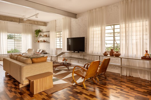 Limoeiro House / Mana arquitetura Limoeiro House / Mana arquitetura - Interior Photography, Living Room, Wood, Sofa, Lighting, Table, Chair
