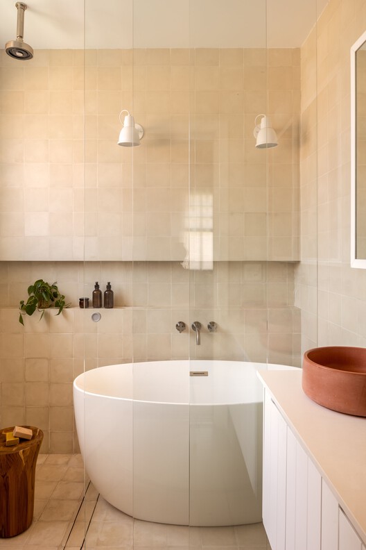 Limoeiro House / Mana arquitetura Limoeiro House / Mana arquitetura - Interior Photography, Bathroom, Bathtub, Sink