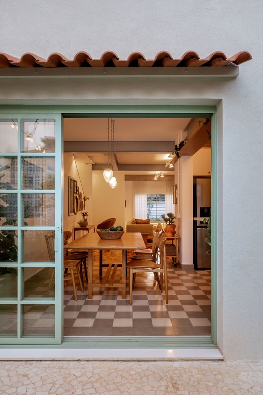 Limoeiro House / Mana arquitetura Limoeiro House / Mana arquitetura - Interior Photography, Dining room, Wood, Door, Chair