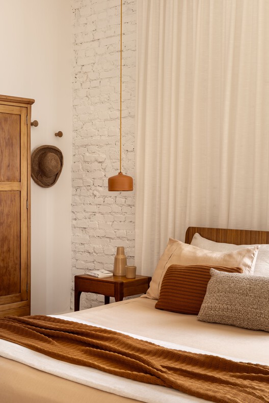 Limoeiro House / Mana arquitetura Limoeiro House / Mana arquitetura - Interior Photography, Bedroom, Wood, Lighting, Bed
