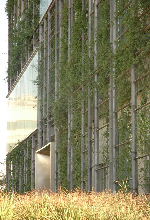 Beyond the Canopy: Six Architectural Strategies for Urban Shade Beyond the Canopy: Six Architectural Strategies for Urban Shade - Image 52 of 101