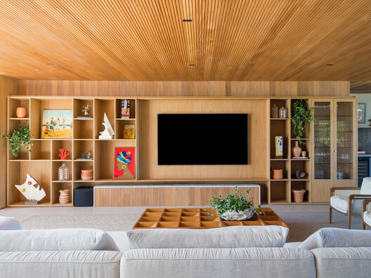 Acervo House / GAM Arquitetos - Interior Photography, Wood, Sofa, Shelving, Lighting
