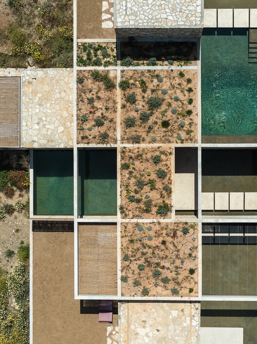 PERMA Serifos Retreat / MOLD Architects PERMA Serifos Retreat / MOLD Architects - Image 2 of 34