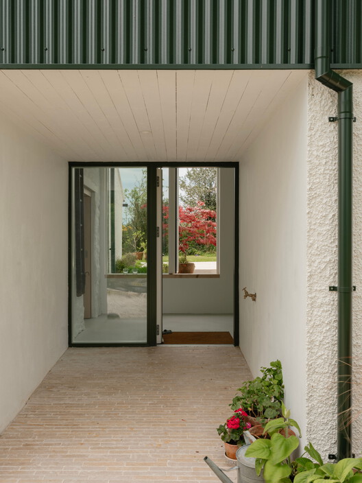 Moss Farmhouse / Pasparakis Friel Moss Farmhouse / Pasparakis Friel - Interior Photography, Concrete, Garden, Courtyard