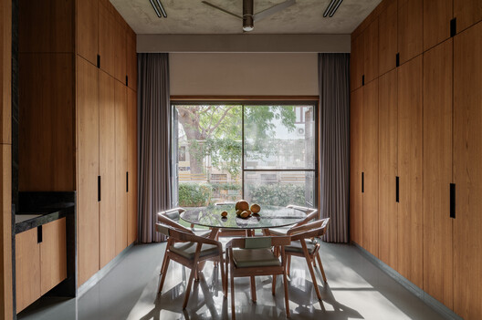 Neeti-Lime House / DINTERPLAY ARCHITECTS Neeti-Lime House / DINTERPLAY ARCHITECTS - Interior Photography, Dining room, Wood, Table, Lighting, Chair