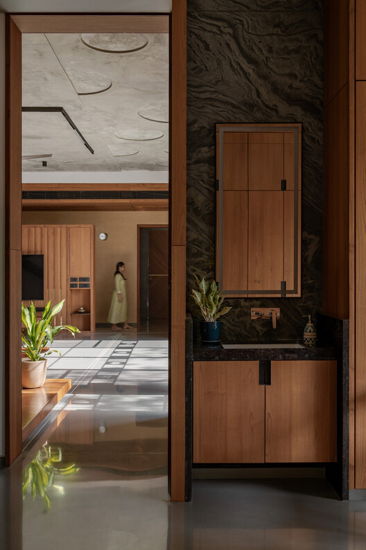 Neeti-Lime House / DINTERPLAY ARCHITECTS Neeti-Lime House / DINTERPLAY ARCHITECTS - Interior Photography, Wood, Lighting, Glass, Chair