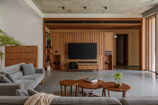 Neeti-Lime House / DINTERPLAY ARCHITECTS Neeti-Lime House / DINTERPLAY ARCHITECTS - Interior Photography, Living Room, Wood, Sofa, Table, Lighting, Shelving