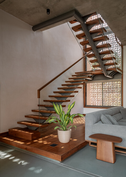 Neeti-Lime House / DINTERPLAY ARCHITECTS Neeti-Lime House / DINTERPLAY ARCHITECTS - Interior Photography, Stairs, Wood, Handrail
