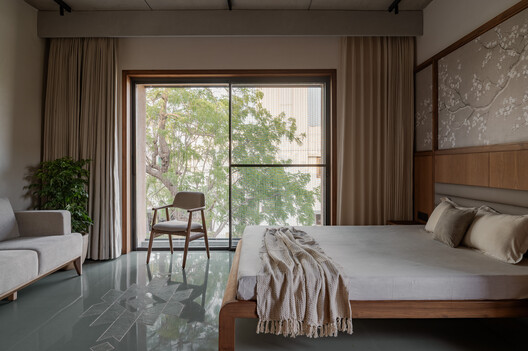 Neeti-Lime House / DINTERPLAY ARCHITECTS Neeti-Lime House / DINTERPLAY ARCHITECTS - Interior Photography, Bedroom, Wood, Lighting, Bed