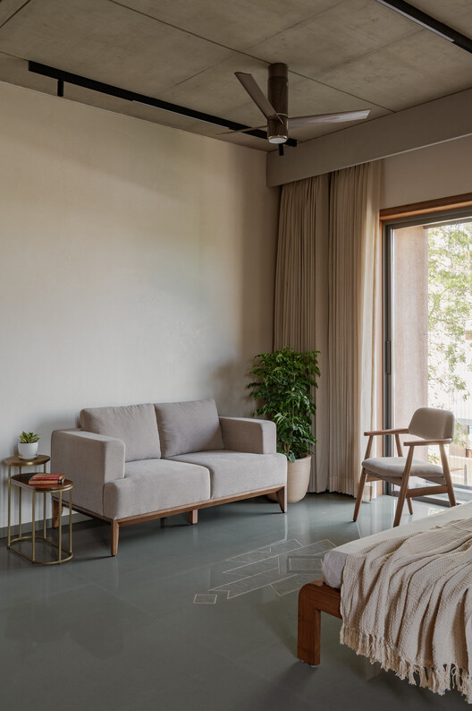 Neeti-Lime House / DINTERPLAY ARCHITECTS Neeti-Lime House / DINTERPLAY ARCHITECTS - Interior Photography, Living Room, Wood, Lighting, Chair