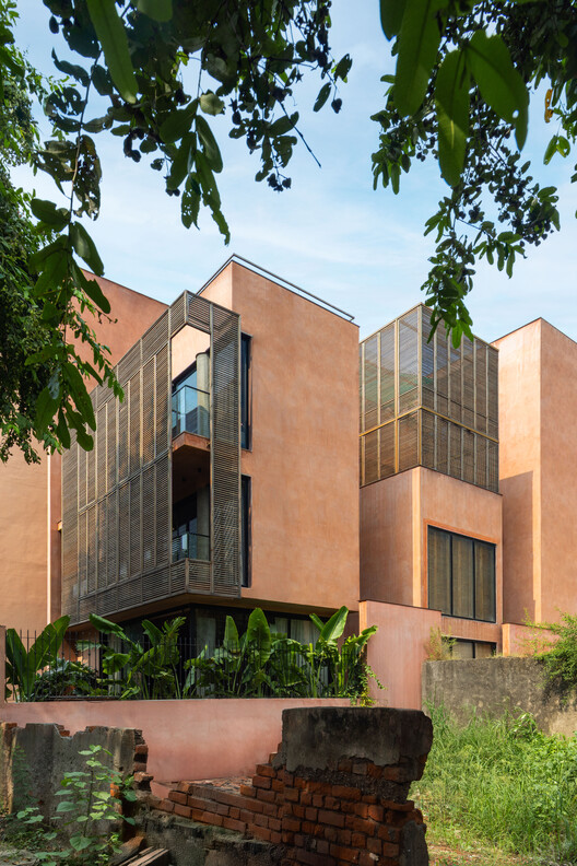 A Tale of Tinted Courts Residence / Architects Collaborative A Tale of Tinted Courts Residence / Architects Collaborative - Exterior Photography