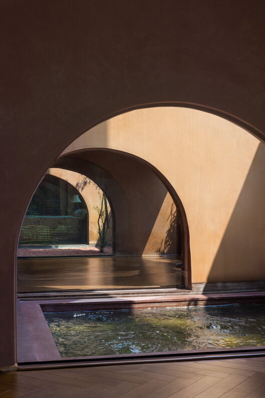 A Tale of Tinted Courts Residence / Architects Collaborative A Tale of Tinted Courts Residence / Architects Collaborative - Image 3 of 33