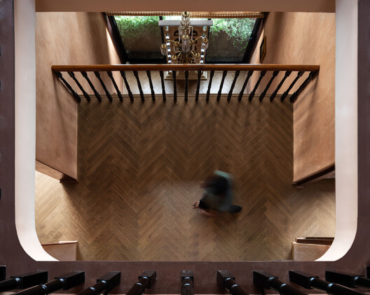 A Tale of Tinted Courts Residence / Architects Collaborative A Tale of Tinted Courts Residence / Architects Collaborative - Interior Photography, Wood, Stairs, Handrail