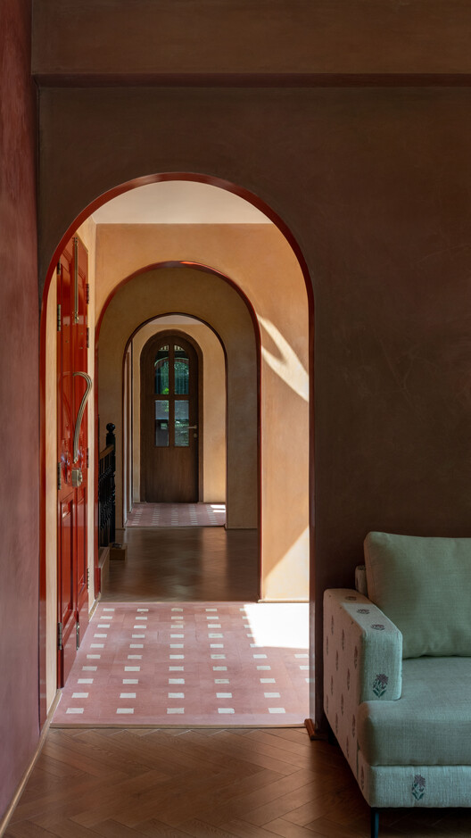 A Tale of Tinted Courts Residence / Architects Collaborative A Tale of Tinted Courts Residence / Architects Collaborative - Interior Photography, Wood, Lighting, Arch, Door